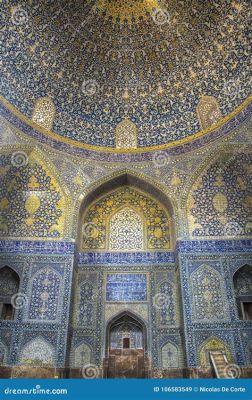  Le Chapiteau de la Mosquée Shah Rumi : Un Ode à l'Architecture Islamique en Bois Sculpté !