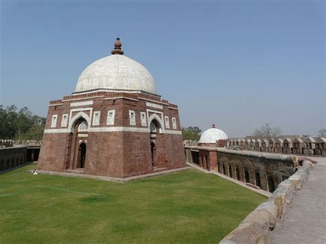  Le Mausolée de Ghiyath al-Din Khwaja 'Abdal-'Aziz ibn Marwan: Un Monument à la Gloire Divine et à l'Art Seljoukide!